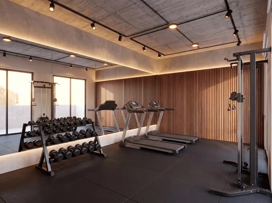 Gimnasio con piso de caucho negro, muro de listón de madera y equipo de peso libre